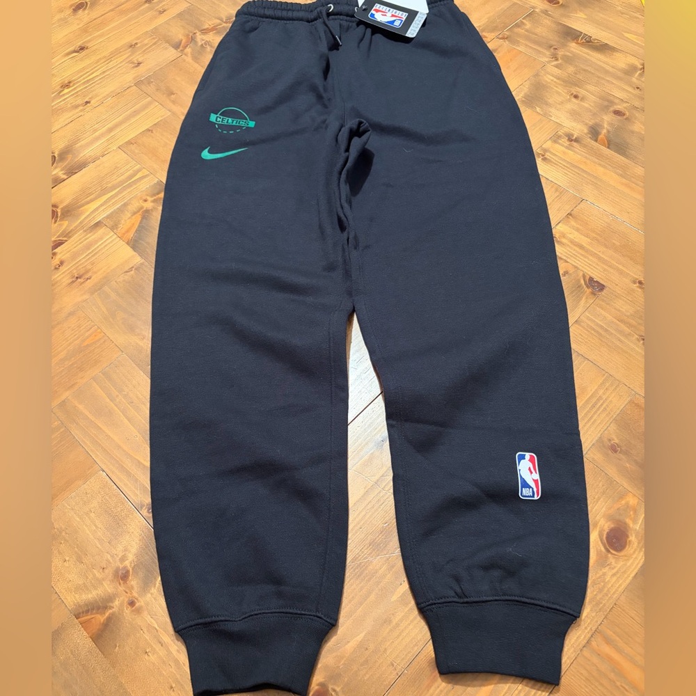 NWT Boston Celtics Nike Team Issue Black Sweatpant / Joggers - Youth Medium